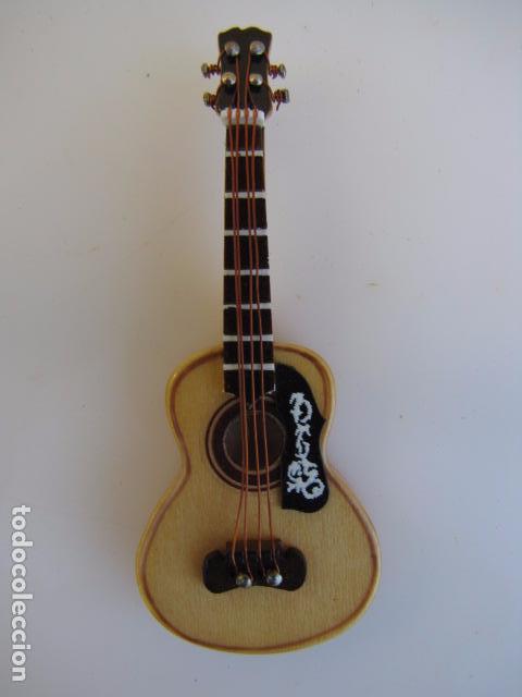 Modelos a escala: Guitarra a peque&ntilde;a con su funda - Foto 3