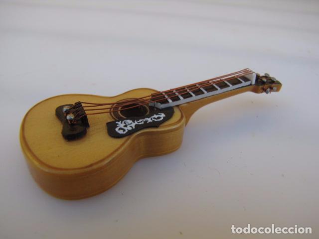 Modelos a escala: Guitarra a peque&ntilde;a con su funda - Foto 4