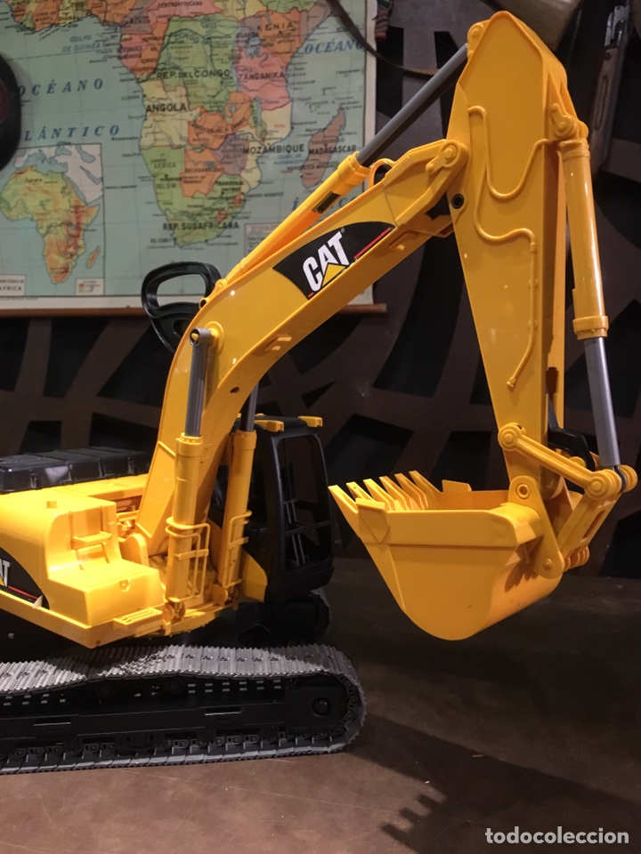 Modelos a escala: Gr&uacute;a marca bruder Caterpillar - Foto 7
