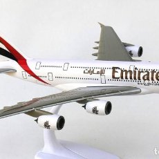 Modelos a escala: HERPA WOOSTER 1:250 • GRAN AIRBUS A380-800 DE EMIRATES • MODELO SNAP-FIT (31X29 CM). Lote 195153877