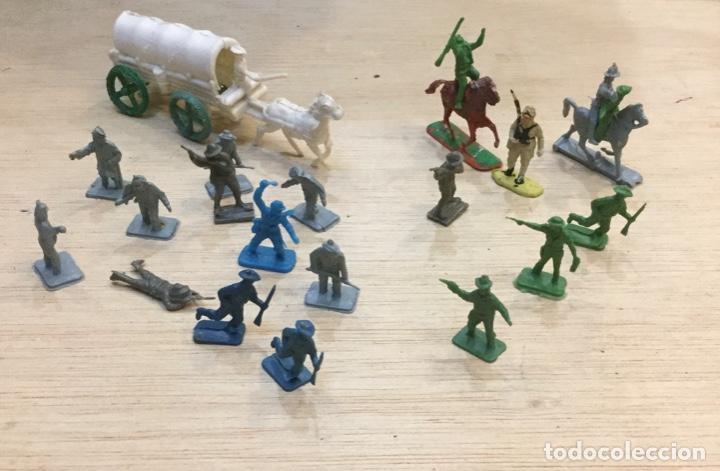 Modelos a escala: Vaqueros y carreta (lote de 21 piezas). Plastico - Foto 1