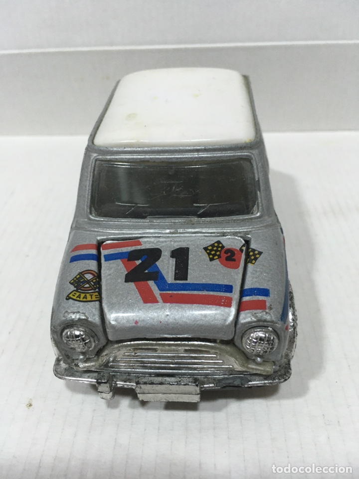 Modelos a escala: Coche mini Morris plateado mide13x5,5x6 cms - Foto 2