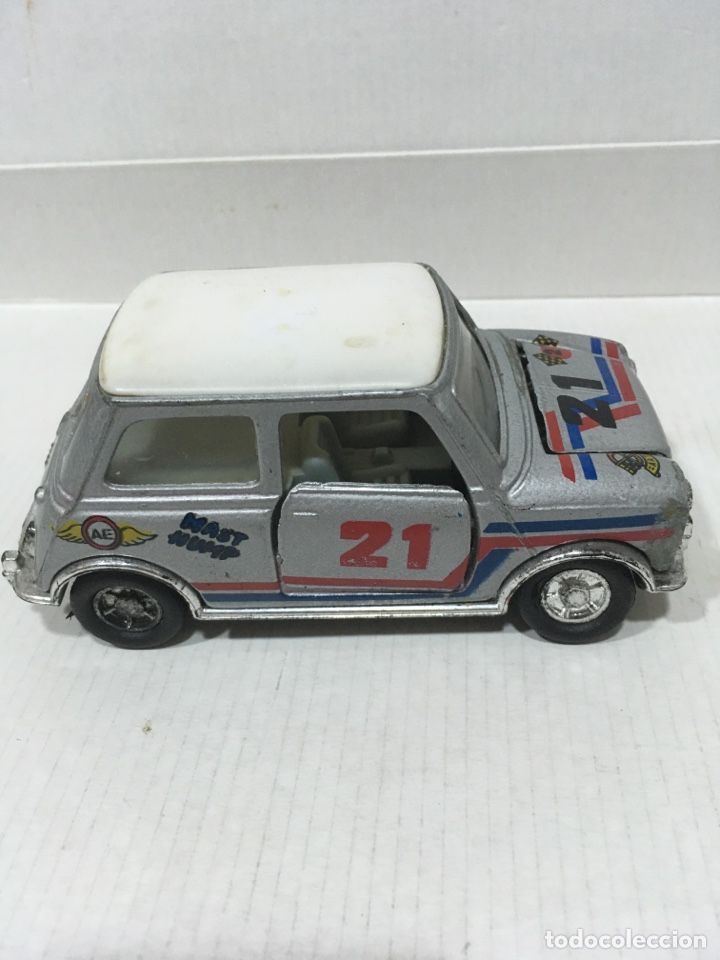 Modelos a escala: Coche mini Morris plateado mide13x5,5x6 cms - Foto 3