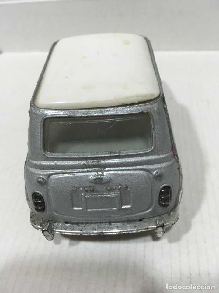 Modelos a escala: Coche mini Morris plateado mide13x5,5x6 cms - Foto 4