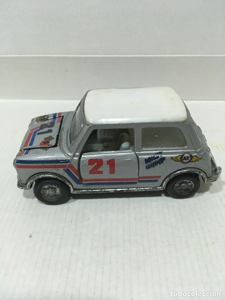 Modelos a escala: Coche mini Morris plateado mide13x5,5x6 cms - Foto 1