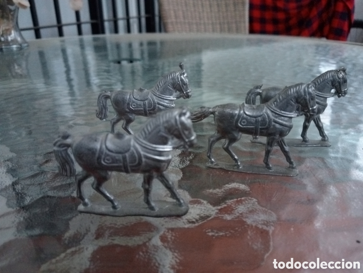 Modelos a escala: 4 figuras de caballos de plomo sin jinete - Foto 1