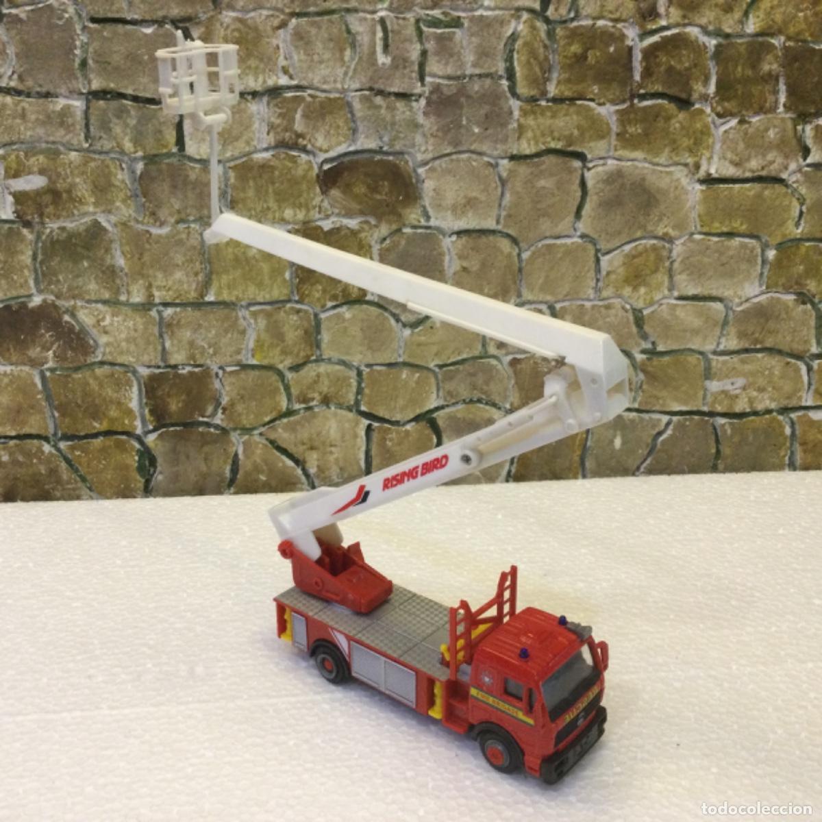 Modelos a escala: Cami&oacute;n bomberos. Metal y pl&aacute;tico. 19 cms. - Foto 2