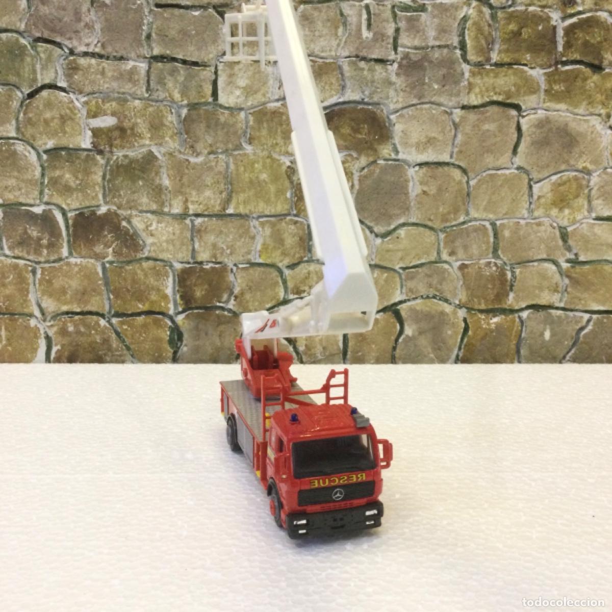 Modelos a escala: Cami&oacute;n bomberos. Metal y pl&aacute;tico. 19 cms. - Foto 3