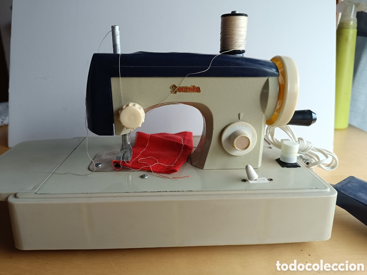 Modelos a escala: Maquina de coser a pilas. Zig-Zag Eureka. - Foto 1
