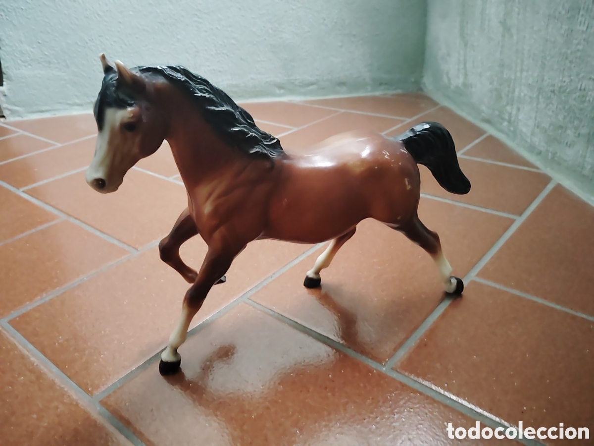 Modelos a escala: Antiguo caballo de 33 x 23 cm. A&ntilde;os 70.
