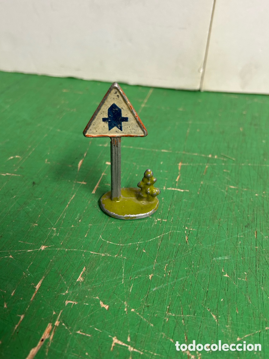 Scale Models: ANTIGUA SE&Ntilde;AL DE CARRTERA DE METAL EN MINIAURA DE JUGUETE