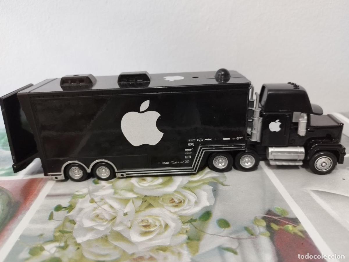 Modelos a escala: Cami&oacute;n Mack Apple Negro - Disney Pixar Cars (Escala 1:55)