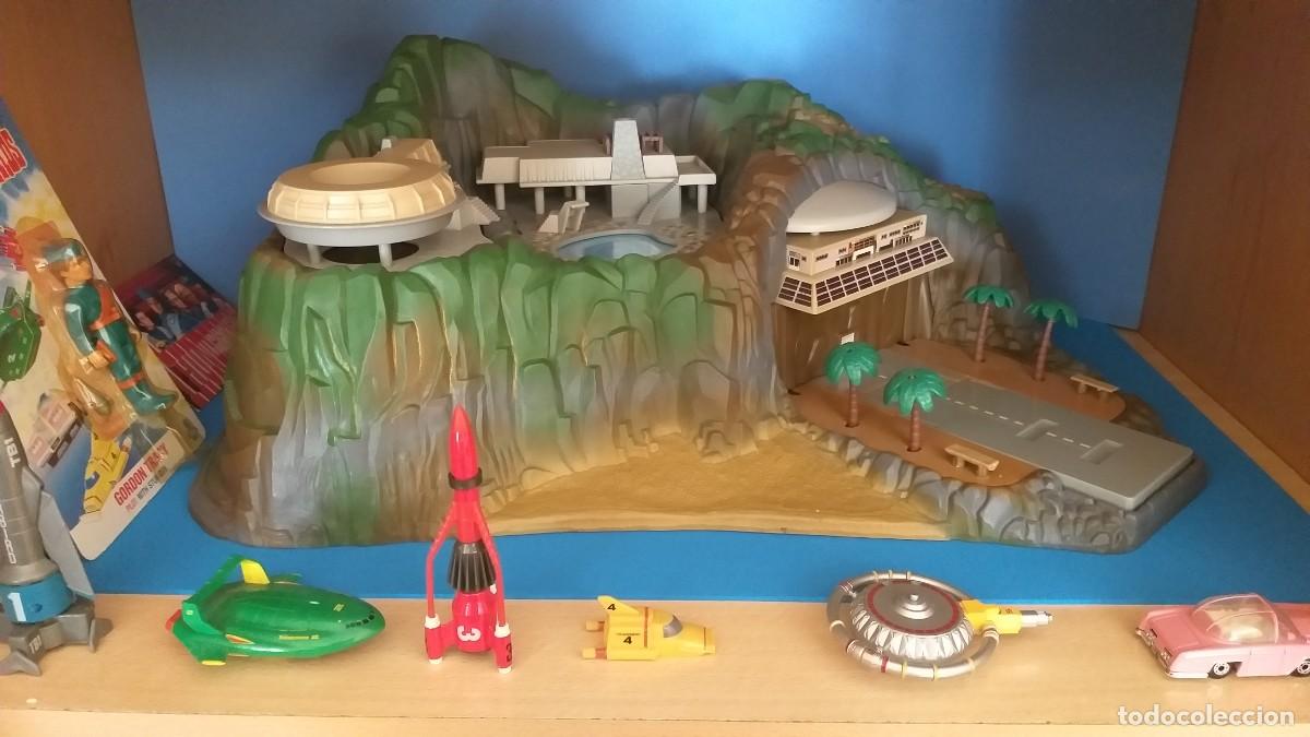 Mod&egrave;les r&eacute;duits: La isla Tracy de Los Thunderbirds de Matchbox de 1992 con 5 naves.