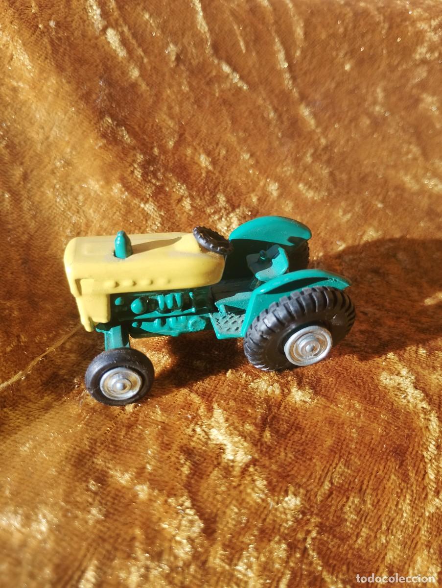 Modelos a escala: Duvertido tractor en miniatura de Guisval (no s&eacute; si Massei Fergusson, John Deere....) creo escala
