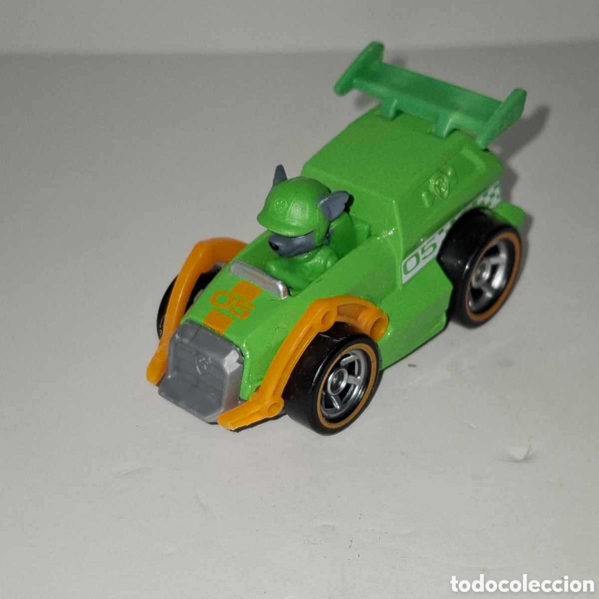 Modelos a escala: DIECAST PERSONAJE DE LA PATRULLA CANINA EN SU VEHICULO PAW PATROL ROCKY