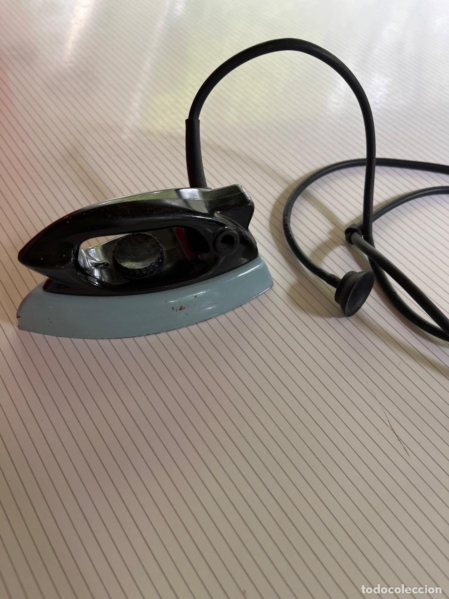 Modelos a escala: Antigua plancha de juguete con lamparita y cable con ventosa -a&ntilde;os 60