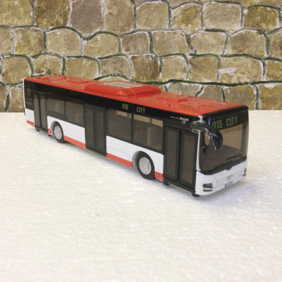 Modelos a escala: Autobus City. Metal / Plastico. Escala: 1:50. Siku