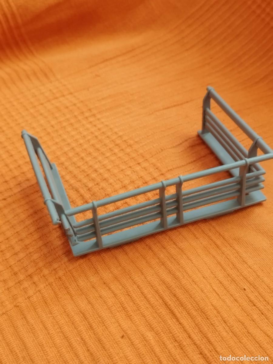 Modelos a escala: Accesorio de valla o barandilla para un cami&oacute;n o corral de juguete de una granja a escala.