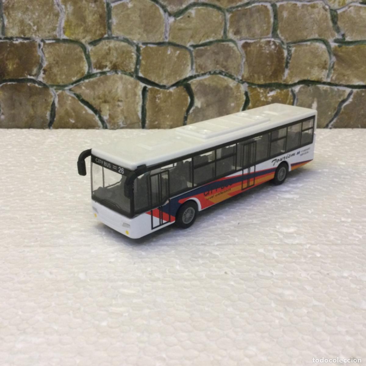 Modelos a escala: Autob&uacute;s City Bus. Metal / pl&aacute;stico. 15 cms.
