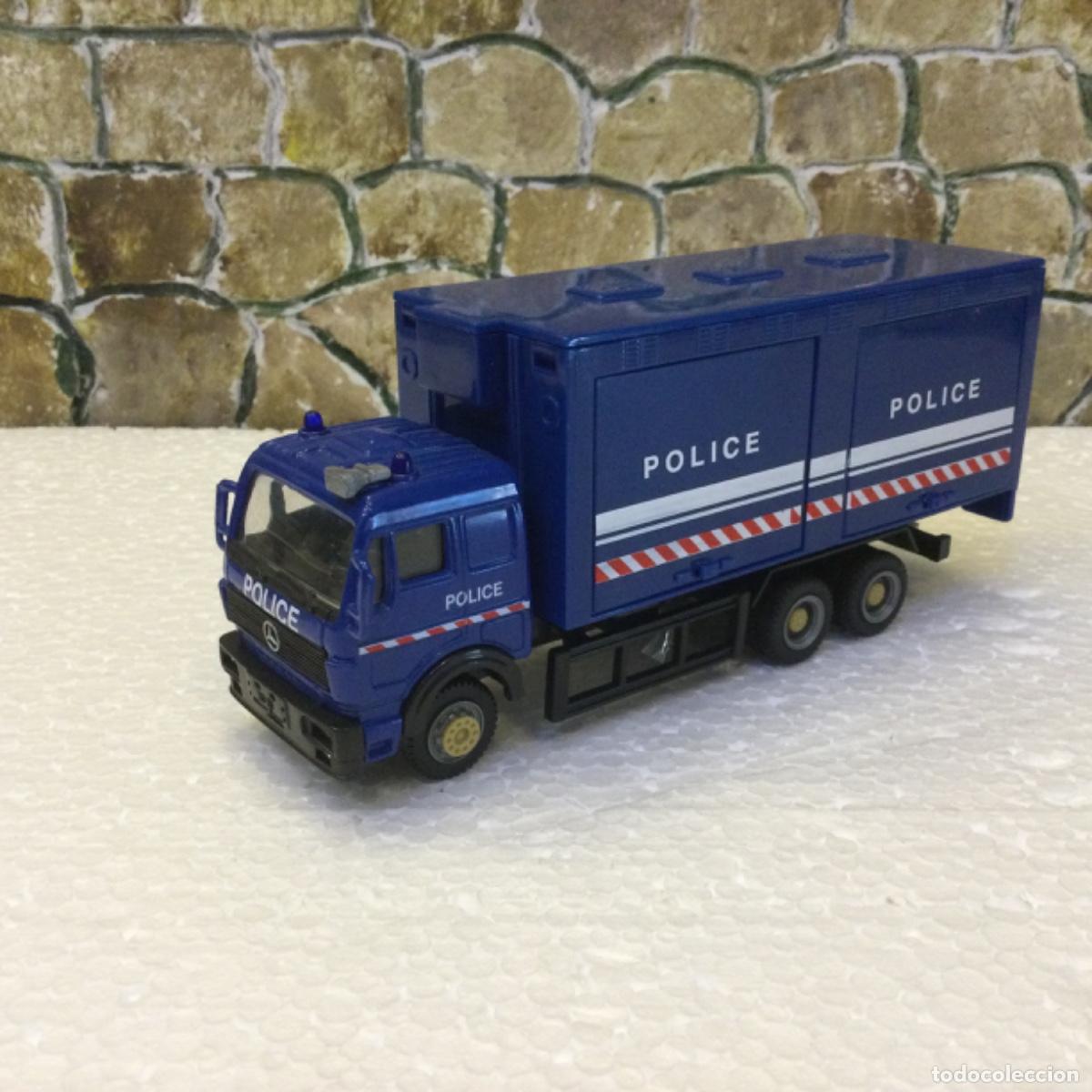 Modelos a escala: Cami&oacute;n de policia. Metal / Pl&aacute;stico. E: 1/50. 15,5 cms.