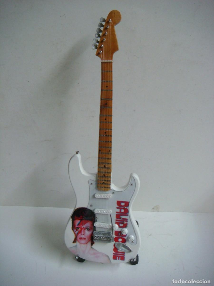 Modelos em escala: GUITARRA EN MINIATURA DE DAVID BOWIE-(&)
