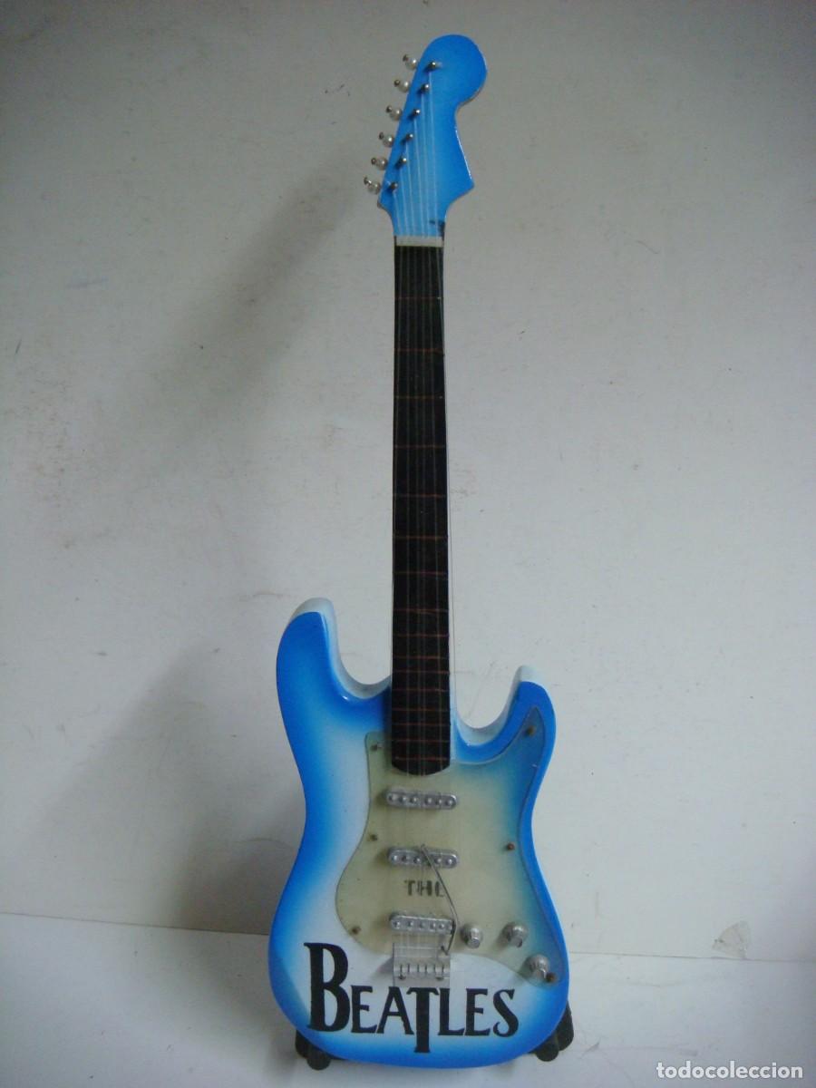 Modelos em escala: GUITARRA EN MINIATURA DE THE BEATLES-(&)
