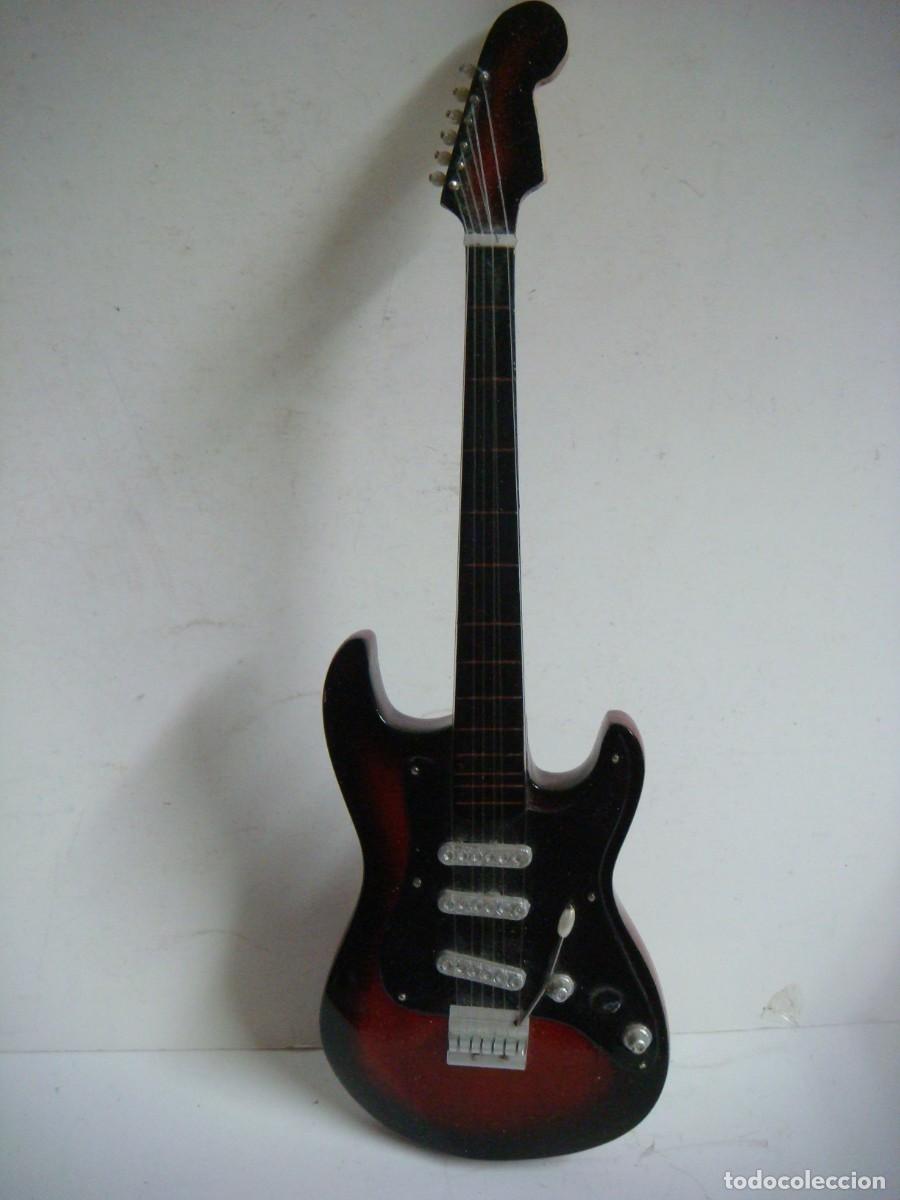 Modelos a escala: GUITARRA ELECTRICA EN MINIATURA-(&)
