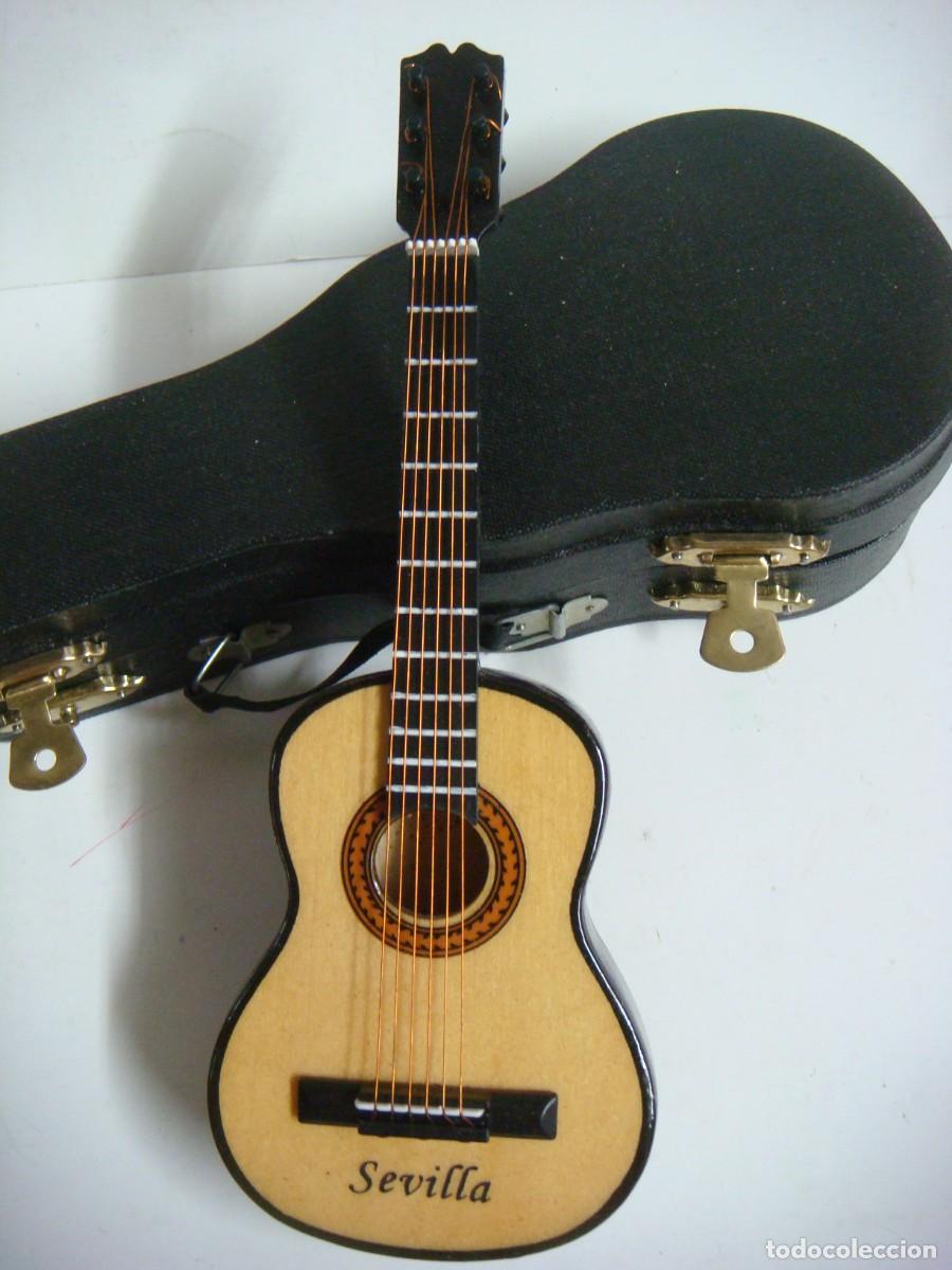 Modelos a escala: GUITARRA ESPA&Ntilde;OLA CON SU ESTUCHE EN MINIATURA-(&)