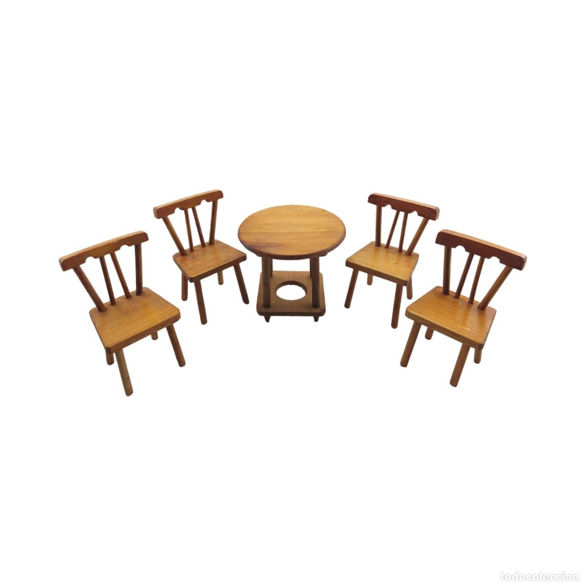Modelos a escala: Conjunto de Muebles en Miniatura Artesanales &ndash; Mesa y 4 Sillas de Madera (Firma Carri&oacute;n / A&ntilde;os 60-70