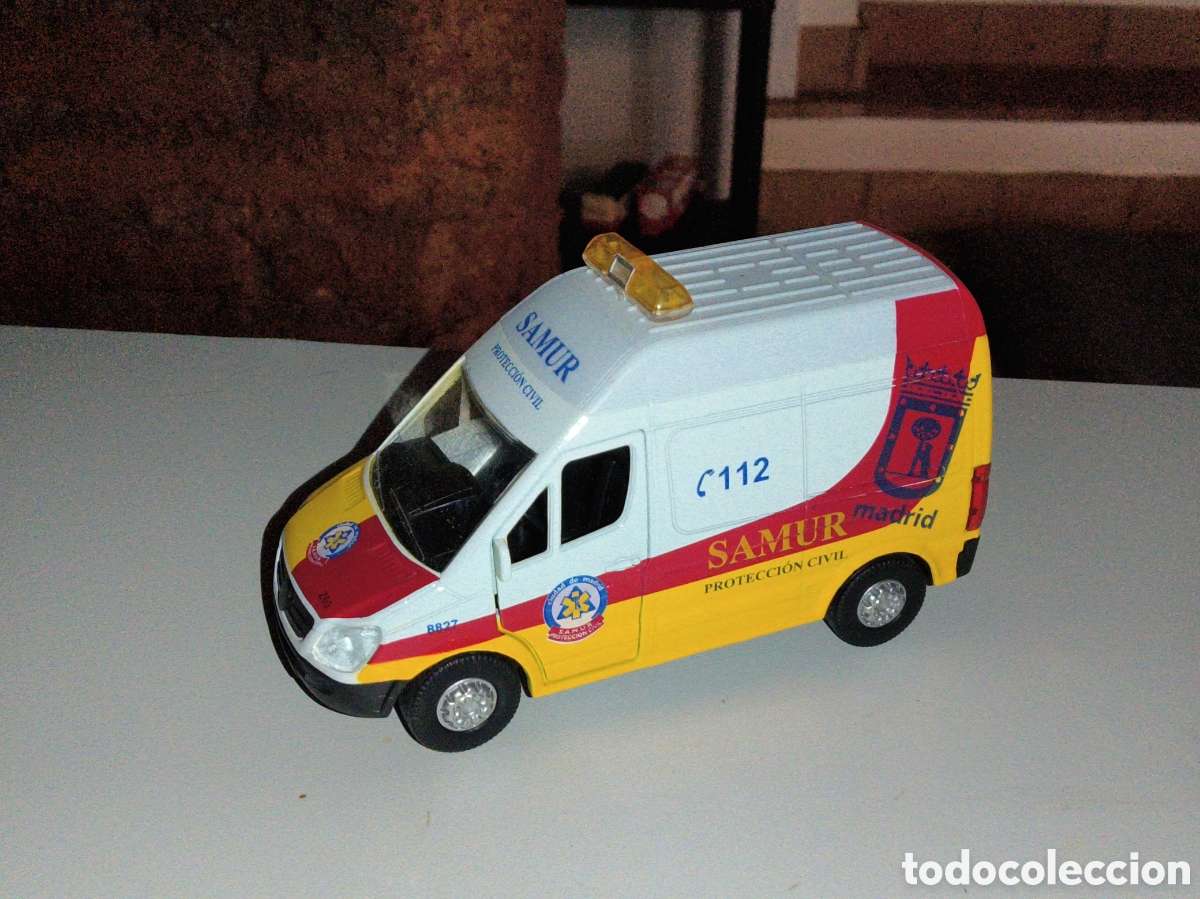 Mod&egrave;les r&eacute;duits: Ambulancia samur Madrid,escala 1'36 nuevo con su caja