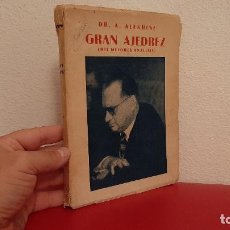 Coleccionismo deportivo: LIBRO MANUAL GUIA DR ALEKHINE GRAN AJEDREZ MIS MEJORES ANALISIS 1958
