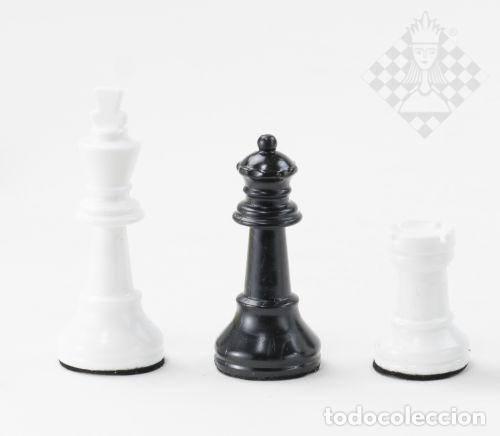 Coleccionismo deportivo: Ajedrez. Chess. Chessmen, plastic, white-black kh 90 mm, plastic bag - Foto 2