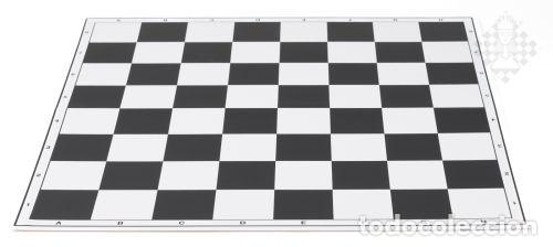 Coleccionismo deportivo: Ajedrez. Chess. Chessboard, foldable, black-white plastic, 57 mm squares - Foto 1