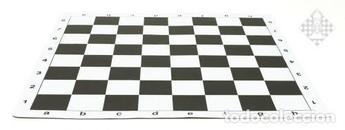 Coleccionismo deportivo: Ajedrez. Chess. Chessboard, rollable, black-white plastic, 57 mm squares - Foto 1