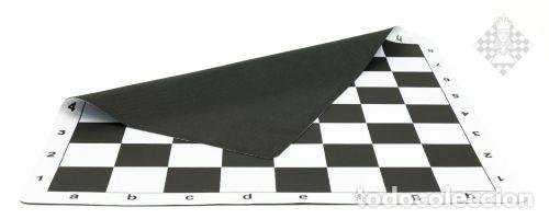 Coleccionismo deportivo: Ajedrez. Chess. Chessboard, rollable, black-white plastic, 57 mm squares - Foto 2
