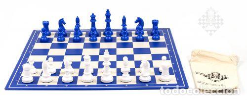 Collezionismo sportivo: Ajedrez. Chess set blue and white plastic pieces, cloth-bag, board