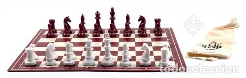 Collezionismo sportivo: Ajedrez. Chess set red and white plastic pieces, cloth-bag, board