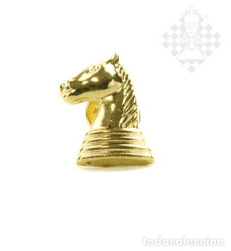 Coleccionismo deportivo: Ajedrez. Chess. Pin, knight, gold colored - Foto 1
