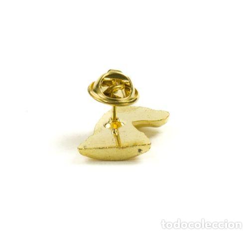 Coleccionismo deportivo: Ajedrez. Chess. Pin, knight, gold colored - Foto 2