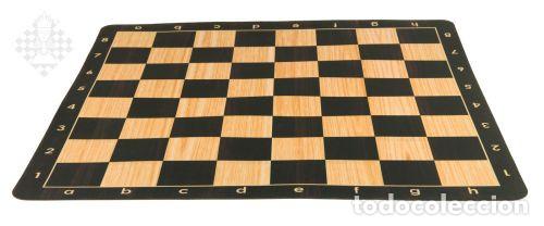 Coleccionismo deportivo: Ajedrez. Macassar Grain Rubber Chess Board 57 mm squares, rollable - Foto 1
