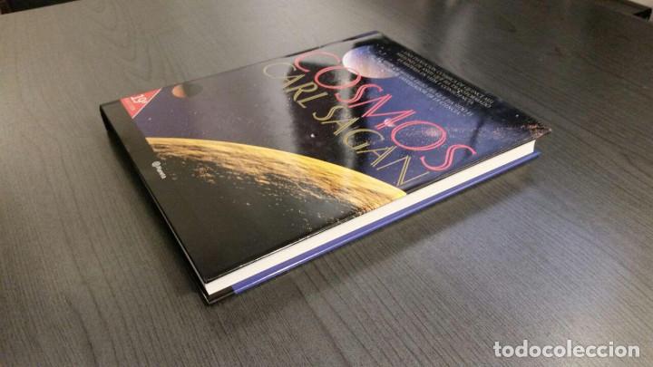 Libros antiguos: COSMOS CARL SAGAN - Foto 2