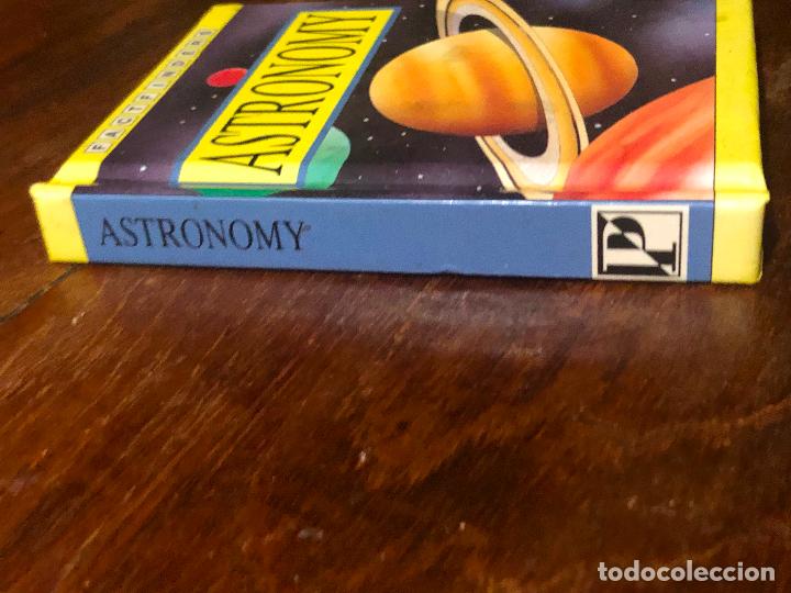 Libros antiguos: astronomy factfinders - Foto 2