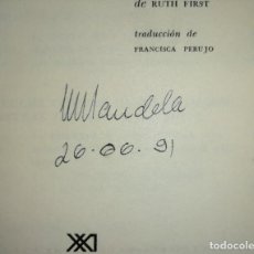 Livros antigos: 1966 FIRMADO POR NELSON MANDELA * NO ES FACIL EL CAMINO DE LA LIBERTAD * PRIMERA EDICIÓN EN ESPAÑOL. Lote 361189395