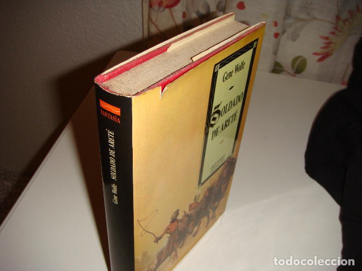 Libros antiguos: SOLDADO DE ARET&Eacute;: GENE WOLFE - Foto 3