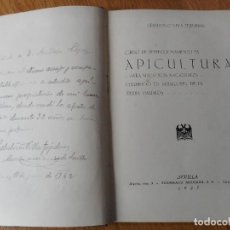 Libros antiguos: CELEDONIO VILLA TEJEDERAS. CURSO APICULTURA MAESTROS MIRAFLORES SIERRA. SEVILLA 1927. DEDICADO 1942. Lote 362967800