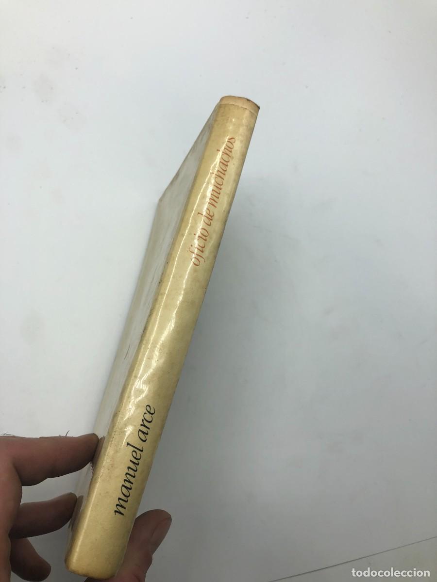 Libros antiguos: Oficio de muchachos. Manuel Arce. circulo de lectores. 1970 - Foto 3