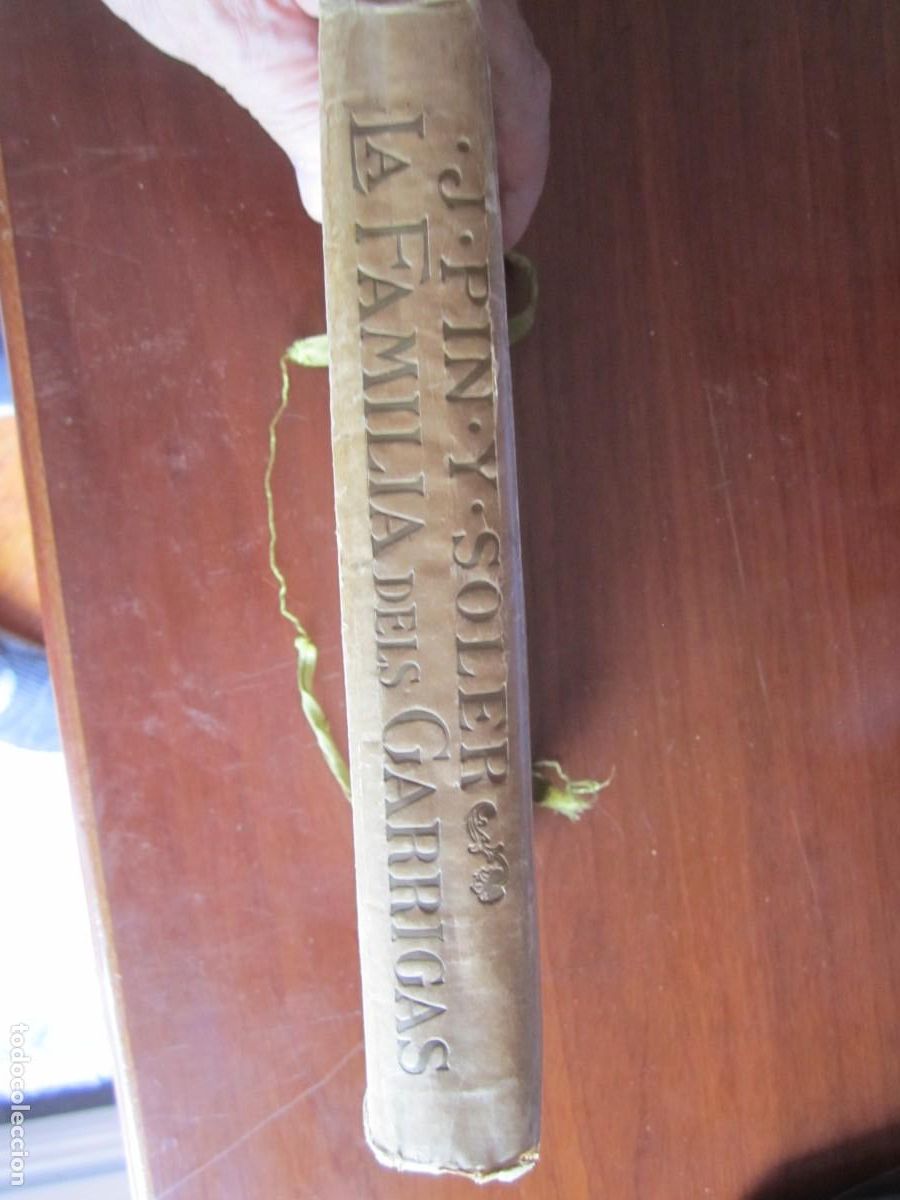 Libros antiguos: LA FAMILIA DELS GARRIGAS J.PIN Y SOLER 1905 BARCELONA DEDICADO Y FIRMADO POR EL AUTOR
