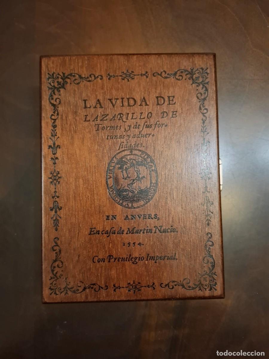 Antiquarische B&uuml;cher: Facs&iacute;mil La Vida de Lazarillo de Tormes. Edici&oacute;n Amberes 1554 (Mart&iacute;n Nucio) en caja de madera.