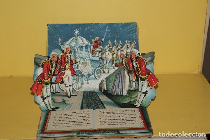 Libros antiguos: ANTIGUO CUENTO LA CENICIENTA -TROQUELADO - 1967 - Foto 4