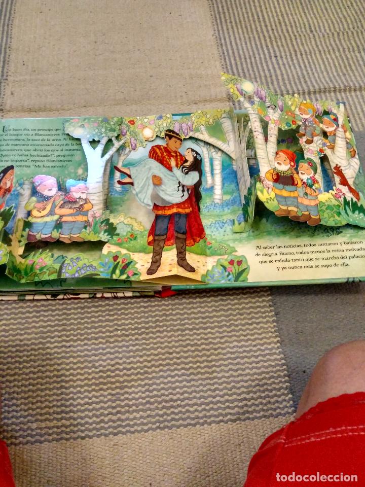 Libros antiguos: CUENTO  EN TRES DIMENSIONES DE  BLANCANIEVES EDITORIAL USBORNE - Foto 3
